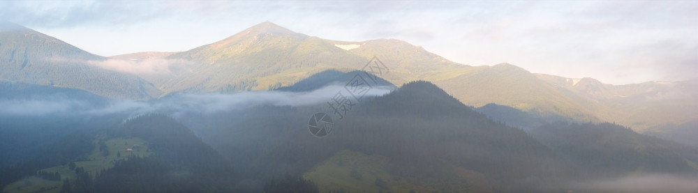 清晨夏日山和云层全景七针缝合图象图片