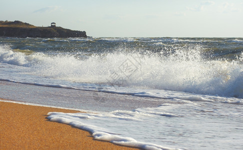 海浪在岸线和斗蓬外冲浪远处有馆图片