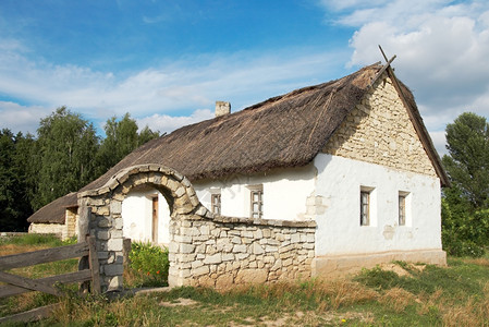 具有石栅和弧的历史农场世纪前Pirogovovo村乌克兰民间建筑博物馆基辅附近图片