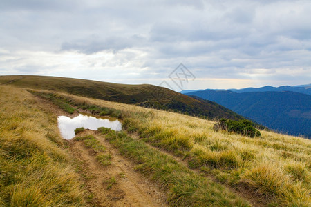 喀尔巴阡山乌克兰秋天风景有乡村公路和桨图片