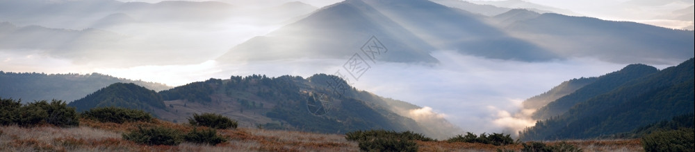 清晨秋天的山景有太阳光和烟雾四拍综合图片图片