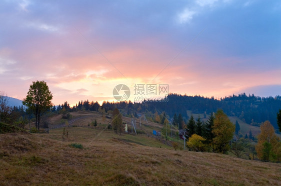 秋季日出山地观喀尔巴阡山乌克兰图片