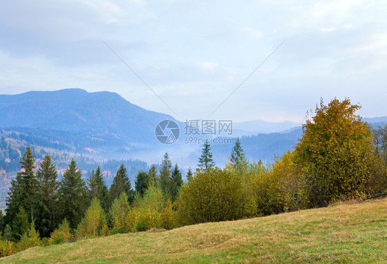 美丽的秋山和边小村庄喀尔巴阡山乌克兰图片