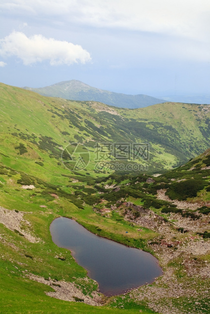 在暴风雨前的山峡谷乌克兰科霍诺格拉海脊喀尔巴阡山图片