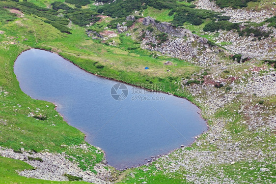 夏季山峡谷乌克兰科霍诺格拉海脊喀尔巴阡山的阿卑斯湖Brebeneckul图片
