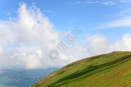 夏季山坡上的石头和美丽多云景观乌克兰喀尔巴阡山图片