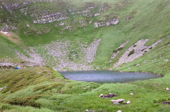 夏季山峡谷乌克兰科霍诺格拉海脊喀尔巴阡山的阿卑斯湖Brebeneckul图片