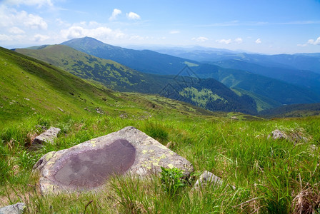 山石上小水坑以便夏季山地景观和云层反射乌克兰喀尔巴阡山图片