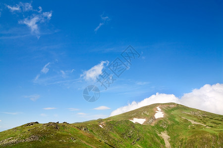 山区夏季脊和雪乌克兰科霍诺格拉海脊喀尔巴阡山图片