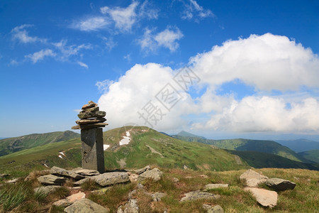 夏季山脊和美丽景观上的石碑乌克兰喀尔巴阡山图片