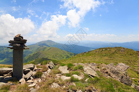 夏季山丘和美丽的景观乌克兰喀尔巴阡山上的丘和美丽景观乌克兰喀尔巴阡山图片