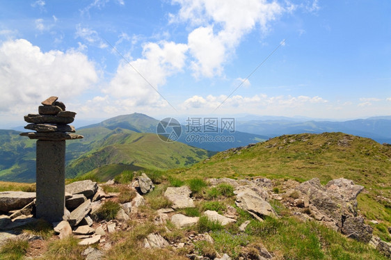 夏季山丘和美丽的景观乌克兰喀尔巴阡山上的丘和美丽景观乌克兰喀尔巴阡山图片