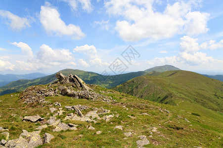 夏季山脊乌克兰喀尔巴阡山上的巨石图片
