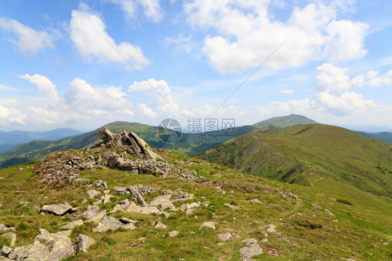 夏季山脊乌克兰喀尔巴阡山上的巨石图片