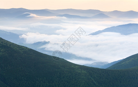 夏季多云的山地景观乌克兰喀尔巴阡山图片