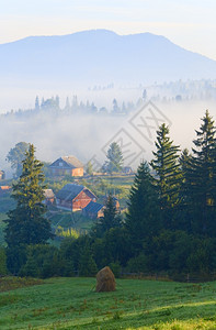 夏季迷雾山村周边景观图片