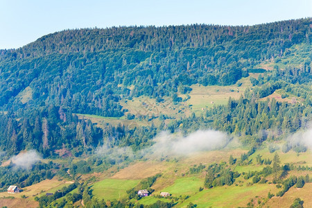 秋季农村景观山边有庄图片