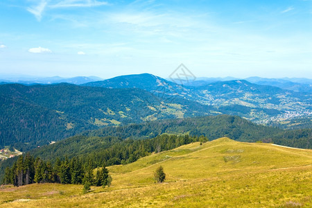 秋季农村景观山边有庄图片