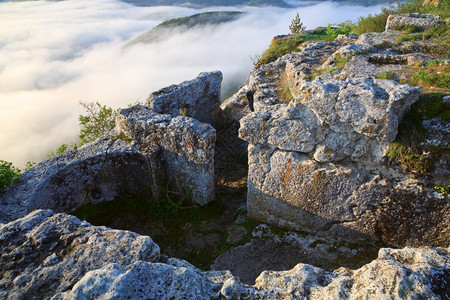 从MangupKale山顶的清晨阴云克里米亚乌兰的历史堡垒和古老洞穴定居点图片
