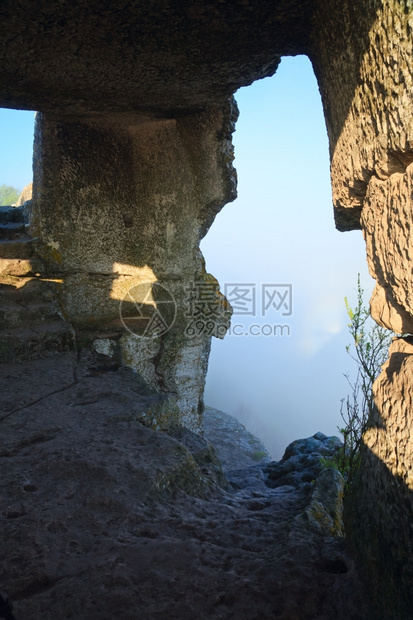 位于克里米亚乌兰的古老堡垒和洞穴定居点图片