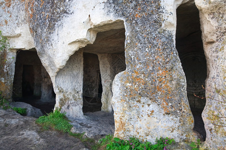 曼古普卡莱山洞穴住宅之一克里米亚乌兰的历史堡垒和古老洞穴定居点图片