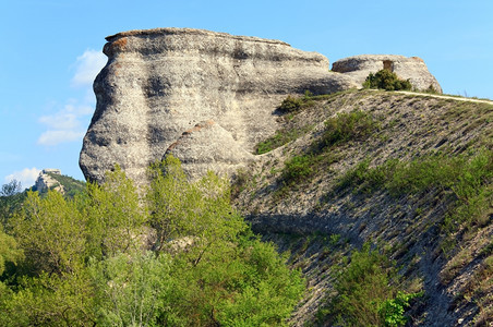 斯普林克里米亚山地貌天空背景上岩石沉积乌克兰图片