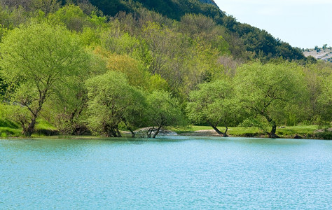 后面的美丽湖泊和春天岩山克里米亚乌兰图片