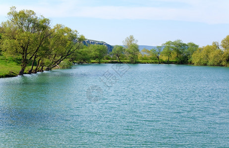 后面的美丽湖泊和春天岩山克里米亚乌兰图片