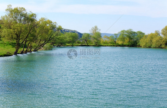 后面的美丽湖泊和春天岩山克里米亚乌兰图片