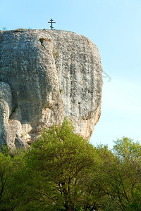 斯普林克里米亚山地貌天空背景的顶层岩石上有克里斯蒂安乌克兰图片