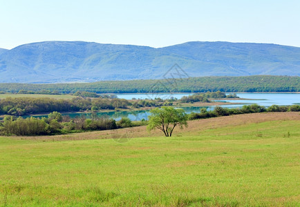 前面美丽的泉水湖和草地克里米亚乌兰图片