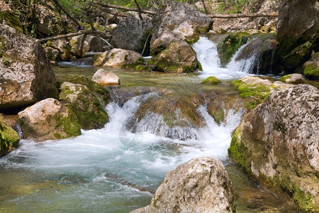 春季山河乌克兰里米亚大峡谷Kokkozka河上的级联图片