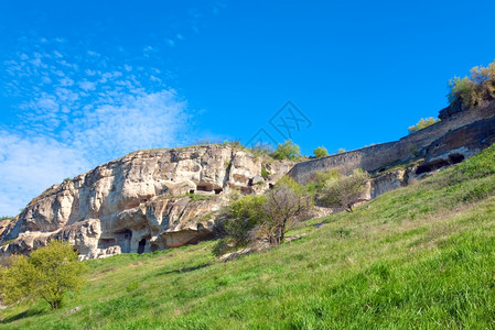 克里米亚乌兰山地景观在石垂直斜坡古老的洞穴定居点克里米亚丘夫特卡莱图片