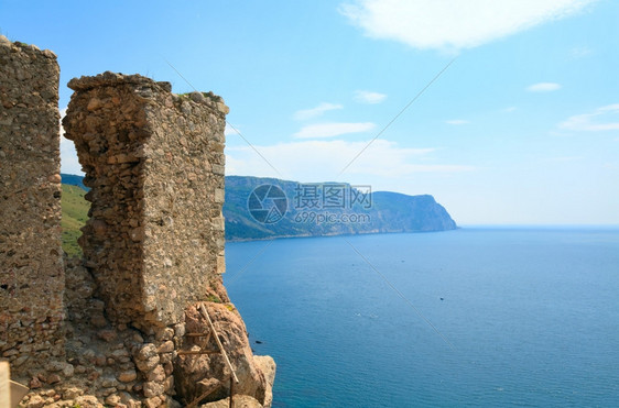 夏季海岸线和古吉诺塞堡垒乌克兰里米亚巴拉瓦镇附近的景象图片