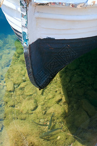 码头的木林轮船和水中的鱼图片