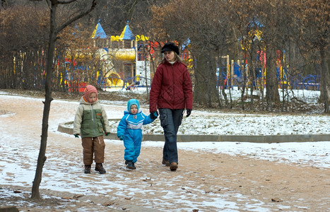 冬季城市公园家庭回图片