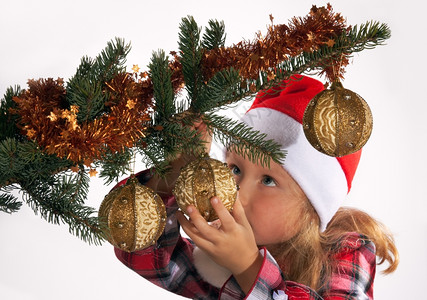 小型女孩穿戴圣诞树浅背景非孤立图片