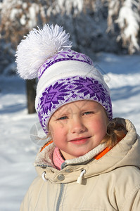 冬季雪覆盖城市公园时小女孩的粪便图片