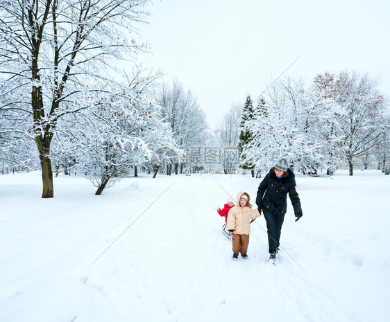 冬季城市公园的幸福家庭有小男女儿童的母亲图片