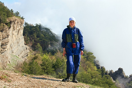 CloudyAjPetri山顶视图克里米亚乌兰和山坡旅游者图片