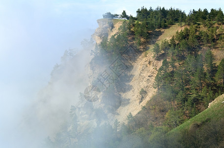 CloudyAjPetri山顶视图克里米亚乌兰图片