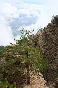 斜坡上克里米亚乌兰雅尔塔镇下远的云层AjPetri山景和松树图片