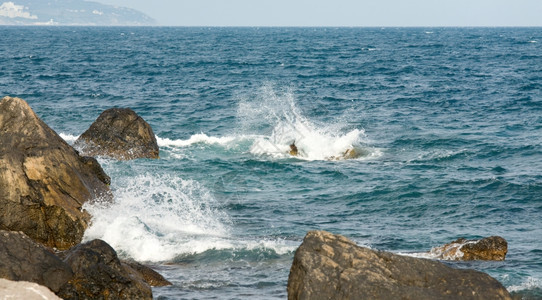 被海浪拍打的岩石图片