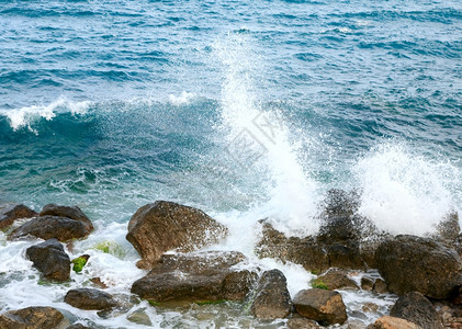 被海浪拍打的岩石图片