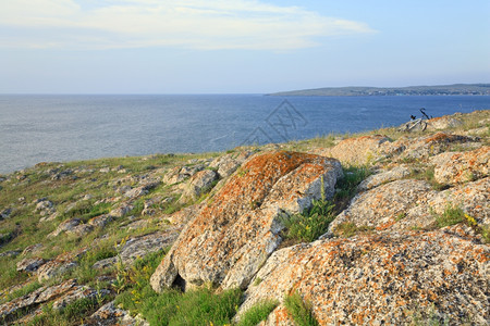 在平坦海岸线Kazantip保护区克里米亚乌兰上的夏季海洋和自行车克里米亚图片