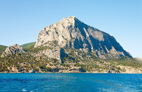蓝色天空背景的夏季岩石海岸线Sokol岩石NovyjSvit保留地克里米亚乌兰图片
