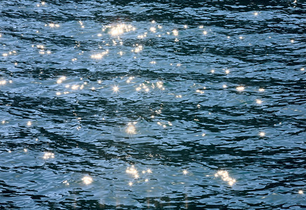 带波纹和太阳反射闪光的浅水表面图片