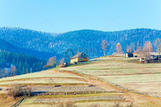 秋天山区风景和坡上的房屋喀尔巴阡山乌克兰图片