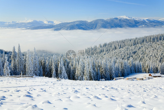 冬季平静的山地景观有些雪覆盖了山地从后面的前线和棚屋群从Bukovel滑雪胜地乌克兰到Svydovets山脊图片