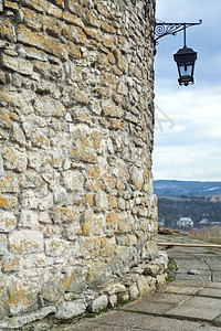 装有灯的石墙乌克兰利沃夫斯卡地区奥列科城堡乌克兰1390年之前建造图片